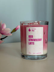 شمعة لاتيه فراولة مثلّجة — لاتيه مع مكعب ثلج، 10 أونص (320 مل)، شمع صويا طبيعي، مصبوبة يدويًا — عبير الفراولة والكريمة — معطر للمنزل