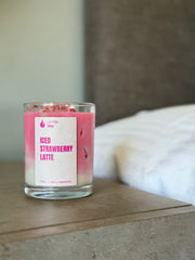 شمعة لاتيه فراولة مثلّجة — لاتيه مع مكعب ثلج، 10 أونص (320 مل)، شمع صويا طبيعي، مصبوبة يدويًا — عبير الفراولة والكريمة — معطر للمنزل