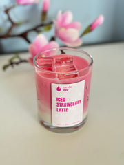 شمعة لاتيه فراولة مثلّجة — لاتيه مع مكعب ثلج، 10 أونص (320 مل)، شمع صويا طبيعي، مصبوبة يدويًا — عبير الفراولة والكريمة — معطر للمنزل