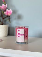 شمعة لاتيه فراولة مثلّجة — لاتيه مع مكعب ثلج، 10 أونص (320 مل)، شمع صويا طبيعي، مصبوبة يدويًا — عبير الفراولة والكريمة — معطر للمنزل