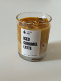 شمعة لاتيه كراميل مثلّج — قهوة لاتيه مع مكعب ثلج | 10 أونص (320 مل) | شمع صويا طبيعي، مصبوب يدويًا — عبق لاتيه حلو ورائحة القهوة والكريمة — معطر للمنزل