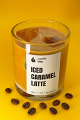 شمعة لاتيه كراميل مثلّج — قهوة لاتيه مع مكعب ثلج | 10 أونص (320 مل) | شمع صويا طبيعي، مصبوب يدويًا — عبق لاتيه حلو ورائحة القهوة والكريمة — معطر للمنزل