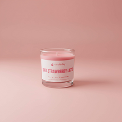 آيسد ستروبري لاتيه شمعة لاتيه 2.3oz (70ml) شمع صويا طبيعي، مُصبوب يدويًا — رائحة الفراولة والكريمة - شمعة معطرة للمنزل