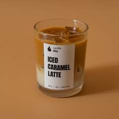 شمعة لاتيه كراميل مثلّج — قهوة لاتيه مع مكعب ثلج | 10 أونص (320 مل) | شمع صويا طبيعي، مصبوب يدويًا — عبق لاتيه حلو ورائحة القهوة والكريمة — معطر للمنزل