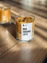 شمعة لاتيه كراميل مثلّج — قهوة لاتيه مع مكعب ثلج | 10 أونص (320 مل) | شمع صويا طبيعي، مصبوب يدويًا — عبق لاتيه حلو ورائحة القهوة والكريمة — معطر للمنزل