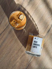 شمعة لاتيه كراميل مثلّج — قهوة لاتيه مع مكعب ثلج | 10 أونص (320 مل) | شمع صويا طبيعي، مصبوب يدويًا — عبق لاتيه حلو ورائحة القهوة والكريمة — معطر للمنزل