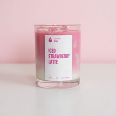 شمعة لاتيه فراولة مثلّجة — لاتيه مع مكعب ثلج، 10 أونص (320 مل)، شمع صويا طبيعي، مصبوبة يدويًا — عبير الفراولة والكريمة — معطر للمنزل